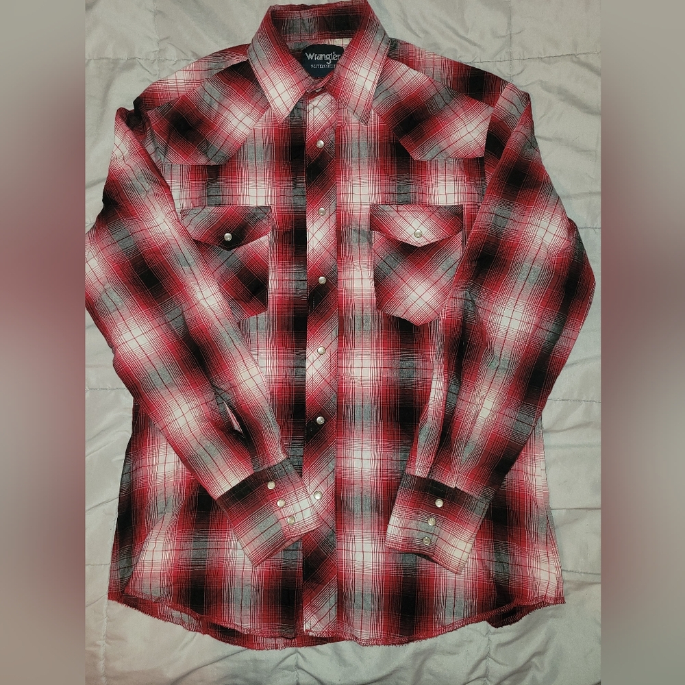 Wrangler western red black plaid pearl snap shirt Medium